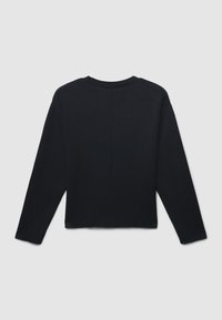 Maglione nero, leggero, con maniche lunghe, scollo a costine e orlo dritto. Presenta un dettaglio con cucitura centrale sul retro.