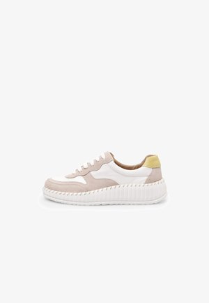 Valged ja heledad beezh sneakerd, mis on valmistatud nubukist ja nahast. Ümmargune varvas, paks valge tall ja kollane aktsent kandjal.