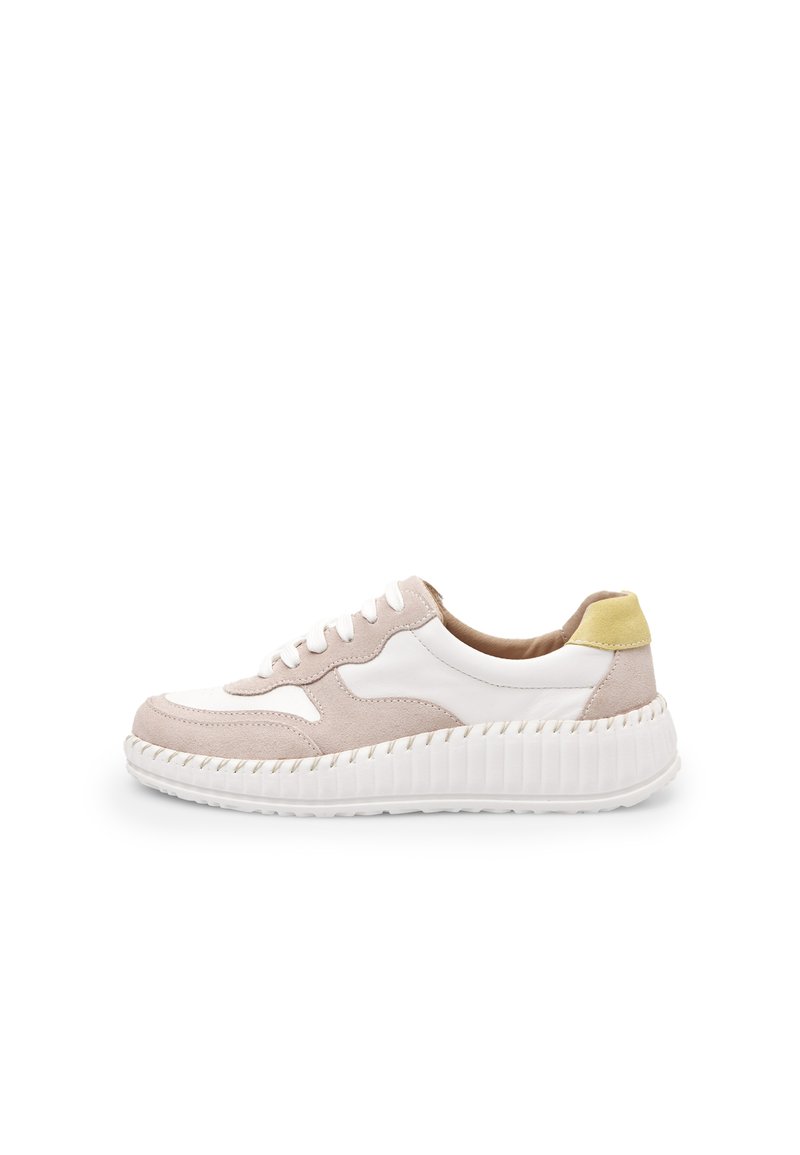 Valged ja heledad beezh sneakerd, mis on valmistatud nubukist ja nahast. Ümmargune varvas, paks valge tall ja kollane aktsent kandjal.