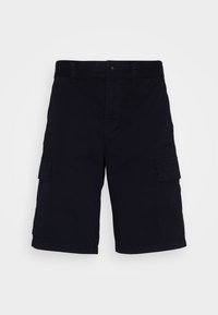 Shorts cargo noirs jusqu'aux genoux avec des poches à rabat des deux côtés, fermeture par bouton et zip, et passants de ceinture à la taille.