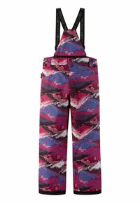 Kolorowy kombinezon narciarski z dużym abstrakcyjnym wzorem w kolorach różowym, fioletowym i czarnym, z regulowanymi czarnymi szelkami i fakturowaną tkaniną.