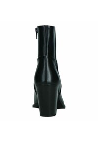 Botín negro hasta el tobillo con un acabado suave de cuero sintético, tacón cónico, cremallera lateral y líneas limpias, que muestra un diseño elegante y moderno.