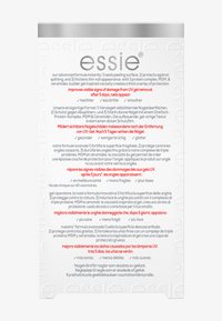 Transparente rechteckige Verpackung mit silberner Oberseite. Text in mehreren Sprachen, der die Vorteile und Inhaltsstoffe eines Nagelprodukts beschreibt.