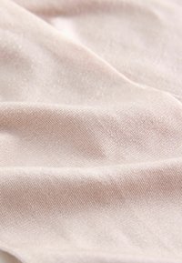 Lys rosa stof med en subtil glans og glat tekstur, der viser en blød fald og fint vævemønster. Ideelt til tøj eller tilbehør.