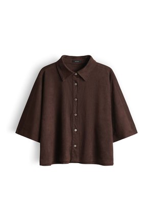 Chemise marron à manches courtes avec boutons, manches larges et col pointu, présentée sur un fond blanc.