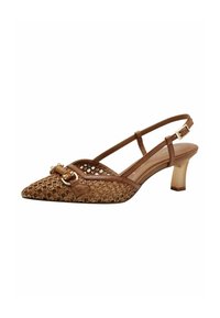 Pump slingback in tessuto marrone con punta affusolata, caratterizzato da un accento circolare dorato e un tacco trasparente, che offre un design testurizzato e traspirante.