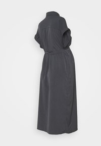 Tmavě šedé šaty z texturované látky, s límečkem, krátkými rukávy a opaskem v pase, s dlouhým, splývavým střihem a bočními švy.