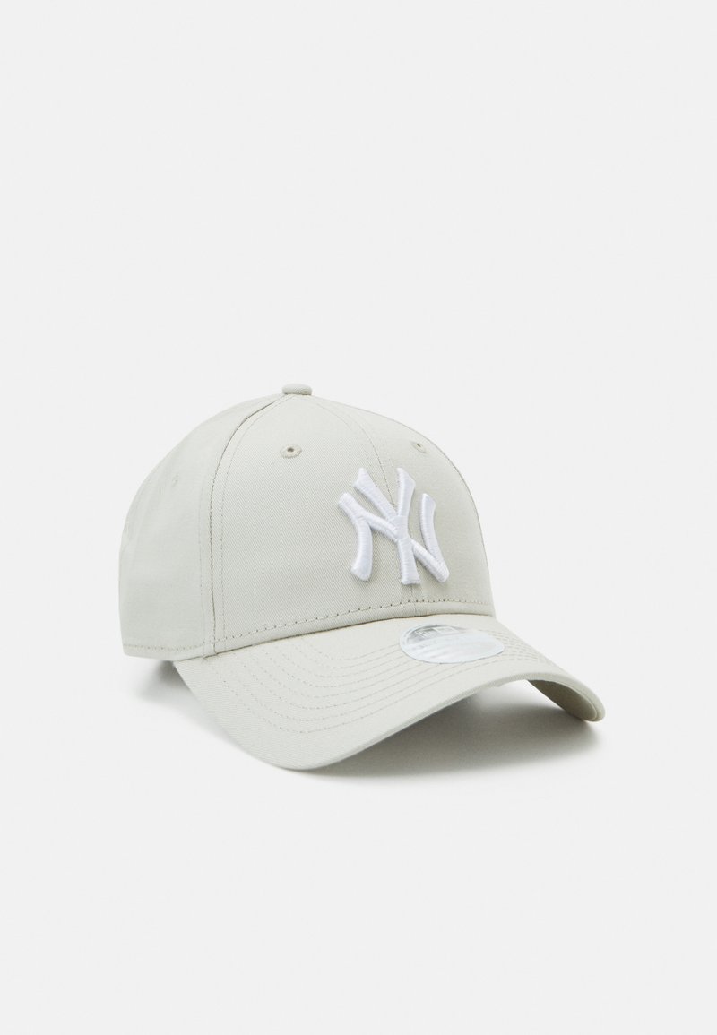 Világosszürke baseball sapka, fehér hímzett "NY" logóval, varrott szellőzőlyukakkal és ívelt napellenzővel, amely textúrált felületű.