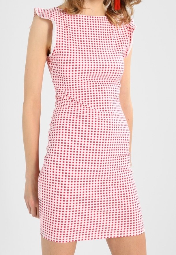 Robes en vichy rouge et blanc avec des manches courtes, silhouette cintrée et longueur au-dessus du genou. Présente une texture tissée lisse et un motif ludique.