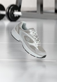 Δεν επιλέχθηκε, silver-coloured/light grey