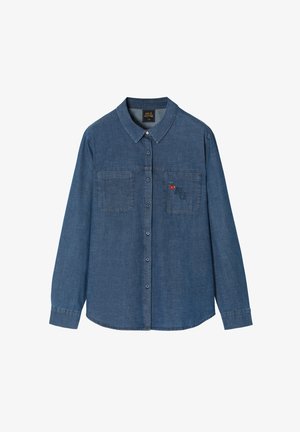 Denimskjorte, mørkeblå, langærmet, knaplukning, to brystlommer, broderet kirsebærdetalje på venstre lomme, let buet kant.