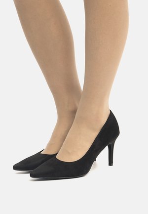 Scarpe nere in suede con tacco alto, design a punta e superficie liscia, dotate di un sottile tacco a stiletto.