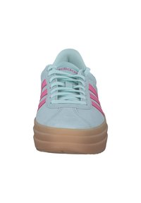 Himlensblå mockaskor med rosa ränder, texturerad ovandel och en tjock, beige gummisula. Har en snörningsdesign och vadderad krage.