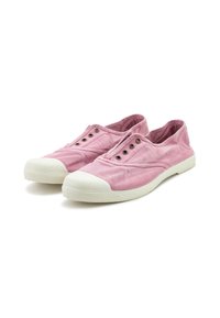 Ružové plátkové slip-on topánky s bielou gumovou podrážkou, obsahujúce päť kovových očiek a dizajn s okrúhlou špičkou.