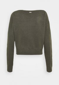 Zielony oliwkowy sweter w kroju cropped, wykonany z miękkiej dzianiny. Posiada długie rękawy oraz szeroki dekolt, a także ribbą na dole i przy mankietach.