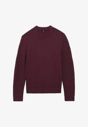 Sweter z długim rękawem i okrągłym dekoltem w kolorze burgunda, wykonany na drutach, ze ściągaczami przy mankietach, dole i dekolcie, rozłożony na płasko na białym tle.