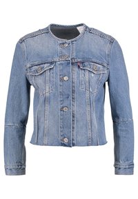 Veste en denim bleu clair avec une coupe courte, manches longues, boutonnière à l'avant, deux poches sur la poitrine et détails de couture renforcée.
