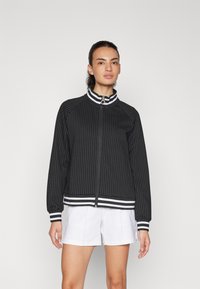 Černá pruhovaná bomber bunda se zipem vpředu, vysokým límcem a bílými pružnými akcenty na rukávech a ve spodní části. Hladká textura látky.