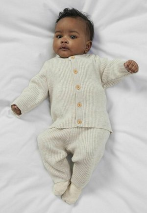 Ljusbeige ribbad stickad babyoutfit med en knäppbar kofta och matchande byxor, med en avslappnad passform och mjuk textur.