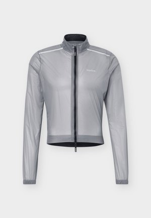 Svetlo siva, dolga majica za kolesarjenje z dolgimi rokavi, z zadrgo spredaj in odsevnimi trakovi čez ramena, na prsih označena z znamko "GripGrab".