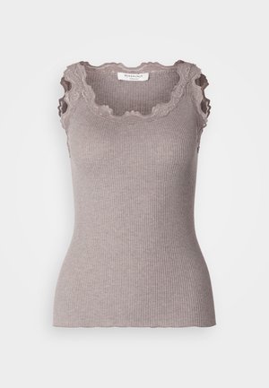 Ribbed, ilma varrukatega top hallika taupe'iga, millel on pitsist ääristatud laineline kaelus ja tooriku ääred, et lisada tekstuuri ja detaile.