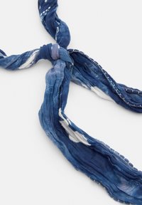 Blå, letvægtsscarf med knudedesign, prydet med hvide mønstre og syningsdetaljer, der viser et tekstureret og let flydende stof.