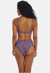Bikini leopard cetakan ungu dengan tali yang dapat disesuaikan, bagian bawah tinggi, dan penutup di belakang, menampilkan titik oranye dan hitam yang cerah.