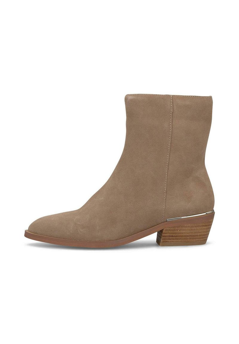 Bottine en daim taupe à bout pointu et à talon en bois empilé avec un accent métallique. Texture lisse avec des détails de couture verticales.