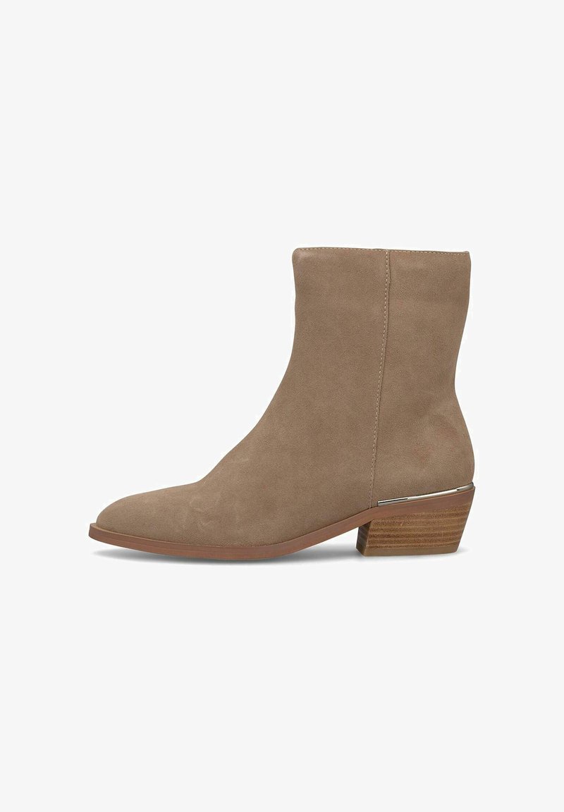 Botín de ante topo hasta el tobillo con punta afilada y tacón de madera apilado con un acento metálico. Textura suave con detalle de costura vertical.
