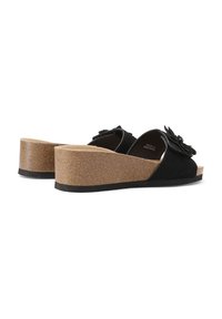 Sandali wedge neri con platform in sughero, dotati di una tomaia in camoscio e dettaglio floreale sulla fascia. Suola texturizzata per una buona aderenza.