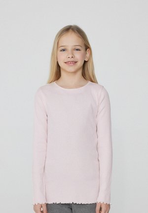 Różowa bluzka z długim rękawem, żebrowana, z okrągłym dekoltem i falbaniastym wykończeniem; wykonana z miękkiego materiału, idealna na codzienny strój.