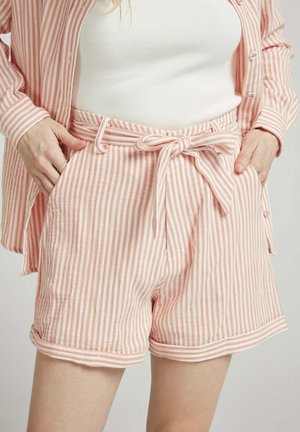 Shorts rayés en rose clair et blanc, avec une ceinture à nouer, des poches latérales et un ourlet replié. Le matériau semble léger et texturé.