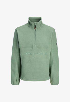 Sudadera de forro polar verde claro con media cremallera, cuello alto, agujeros para los pulgares en las mangas y "JACK & JONES" bordado en el frente.