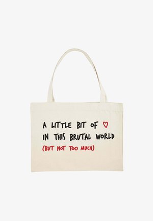 Canvas draagtas in crèmekleur met zwarte en rode tekst, met de zin "Een beetje ❤️ in deze brutale wereld (MAAR NIET TE VEEL)."
