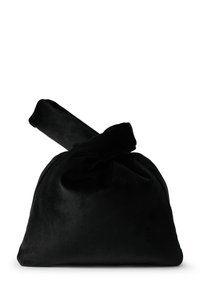 Borsa in velluto nero con manico annodato, caratterizzata da una superficie morbida e testurizzata e una forma arrotondata simile a una busta.