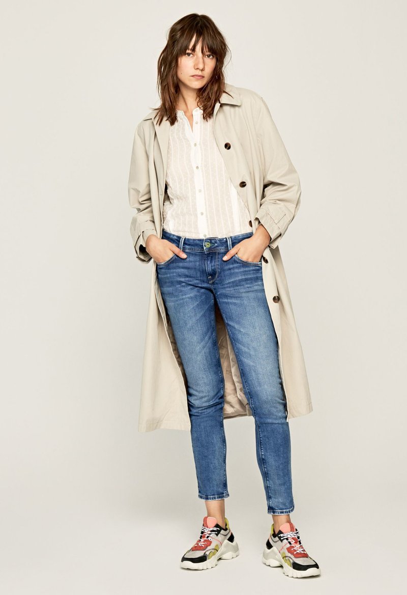 Pepe Jeans Slim fit jeans lichtblauw denim Pepe Jeans Slim fit jeans lichtblauw denim