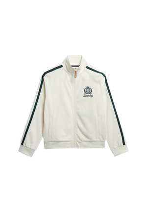 Weißer Zip-Jacke mit grünen Schulterstreifen und Logo. Sie hat einen hohen Kragen, zwei Fronttaschen und gerippte Bündchen. Weiche, glatte Textur.