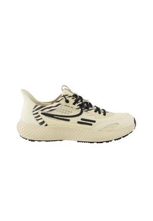 Beiger Sportschuh mit schwarzen Schnürsenkeln, schwarzen Streifendetails, einer strukturierten dicken Sohle und Zebra-Akzenten im Fersenbereich.