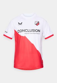 Weißes und rotes Sporttrikot mit kurzen Ärmeln und einem diagonalen roten Grafikdesign, versehen mit einem Logo und Sponsortext in Schwarz. Hergestellt aus feuchtigkeitsableitendem Material.
