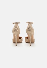 Escarpins Steve Madden Dorés - Taille 7 Femme - Talons Hauts (3-3.9 Pouces) - Occasion