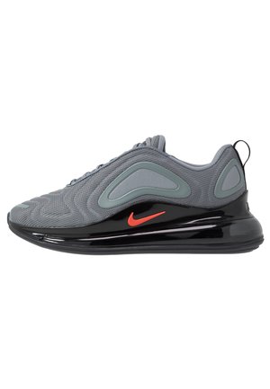 Baskets Nike Air Max grises et noires en tissu mesh, logo Swoosh orange et semelle épaisse et coussinée, vues de côté.