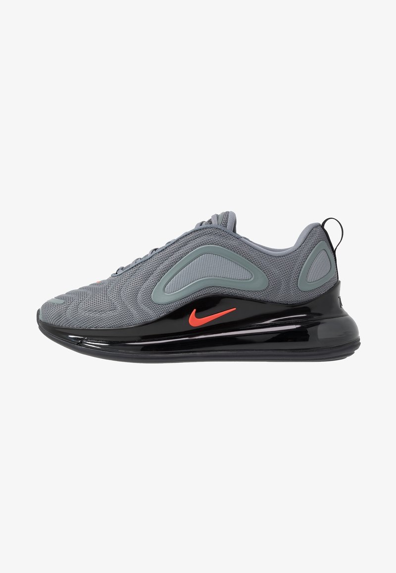 Baskets Nike Air Max grises et noires en tissu mesh, logo Swoosh orange et semelle épaisse et coussinée, vues de côté.