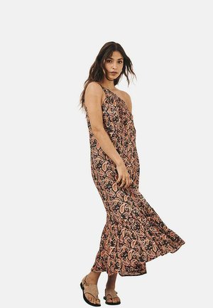 Vestido maxi con diseño de un solo hombro, presenta un patrón de paisley en tonalidades naranjas y negras, y un dobladillo con volantes. Hecho de tejido ligero.