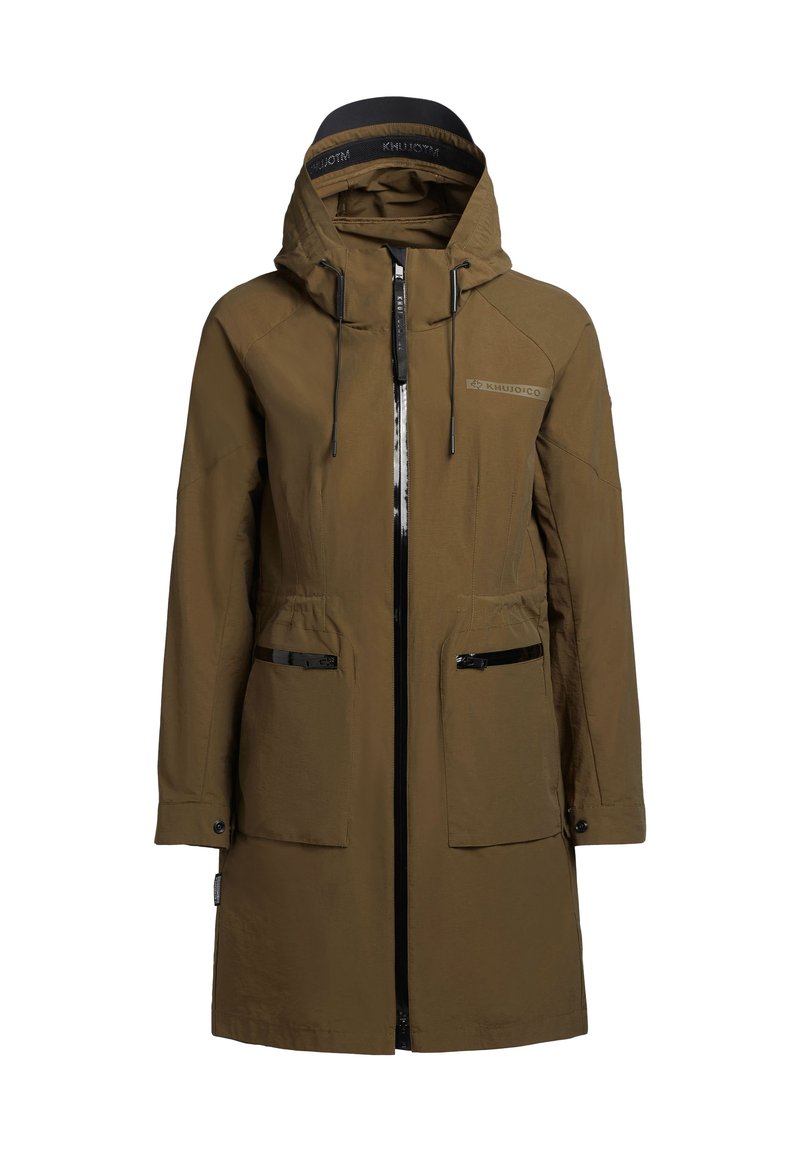 Olivegrüner langer Mantel mit Kapuze, Reißverschluss, zwei Seitentaschen und schwarzen Hardware-Details. Hat eine glatte, leichte Textur.