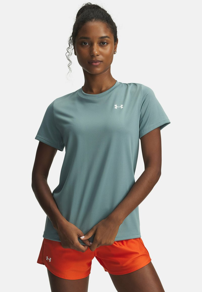 Lichtblauwe sport T-shirt met korte mouwen en een ronde hals, gecombineerd met oranje shorts. Inclusief een klein wit logo op de borst.