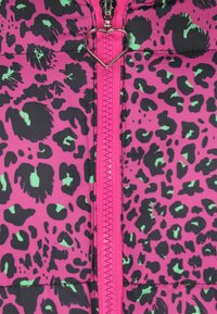 Lyserød puffjakke med sort og grøn leopardprint. Designet med en lynlås foran og en hjerteformet lynlåstrækker.
