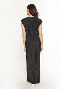 usha Neulemekko - black