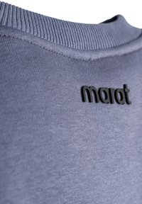 Hall grey kapuutsiga, millel on soonikkoes kaelus ja must logo "marat", mis on õmmeldud ülaosa seljale. Pehme kangas sileda tekstuuriga.