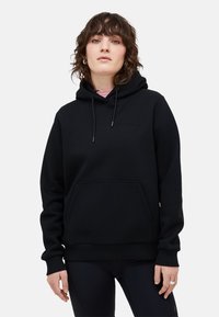 Schwarze Kapuzenjacke aus weichem Stoff mit einer Fronttasche, Zugband-Kapuze und gerippten Bündchen. Einfaches Design mit Markenlogo auf der Brust.