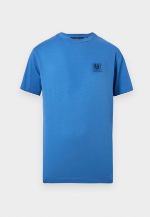 Blå T-shirt med korte ærmer og rund halsudskæring samt et lille sort emblemlogo på venstre bryst mod en helt hvid baggrund.